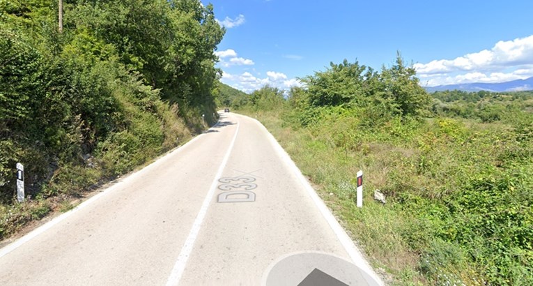 U teškoj nesreći sudarili se auto i dva motora. Poginula žena