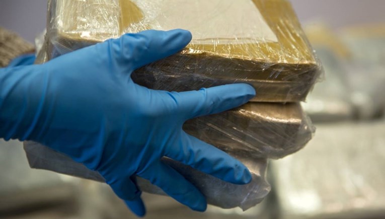 U luci u Hamburgu nađeno 48 kila kokaina. Bili su skriveni među papirima za printer