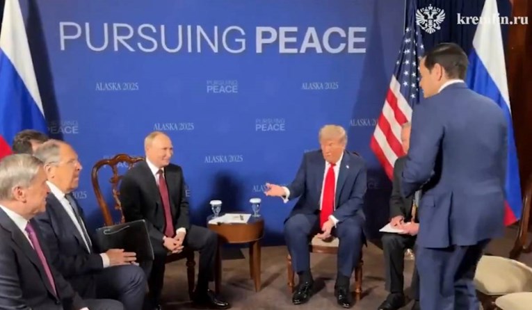 Kremlj objavio snimke iza kulisa. Trump potaknuo Rubija da se rukuje s Putinom