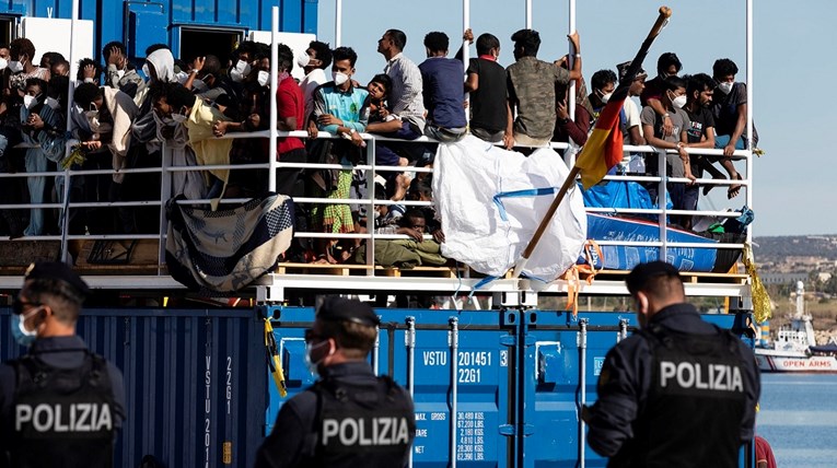 Na brodu s migrantima u Sredozemlju izgorjelo dvoje djece