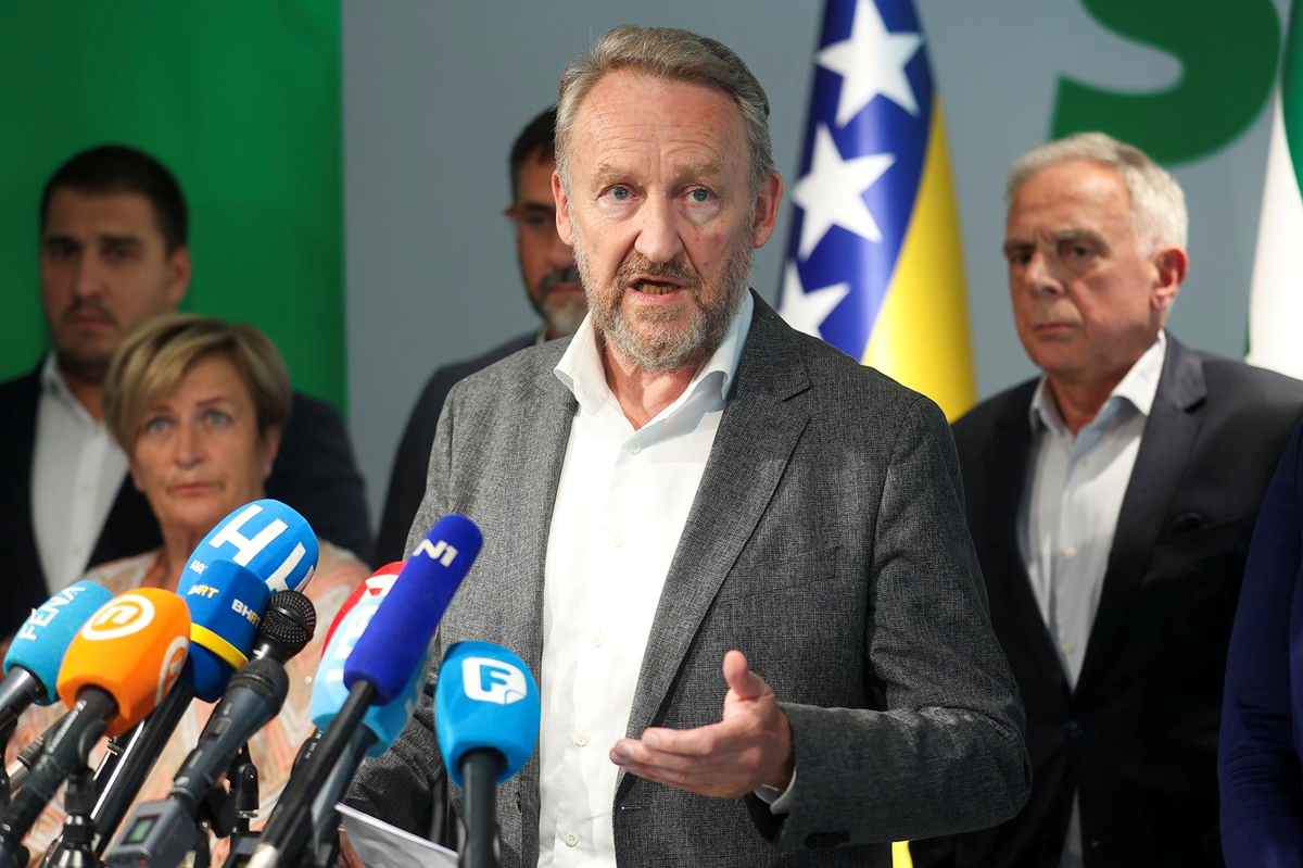 Bakir Izetbegović: Turci ne ulažu u BiH, ali ćete ih uvijek naći na Alijinom grobu