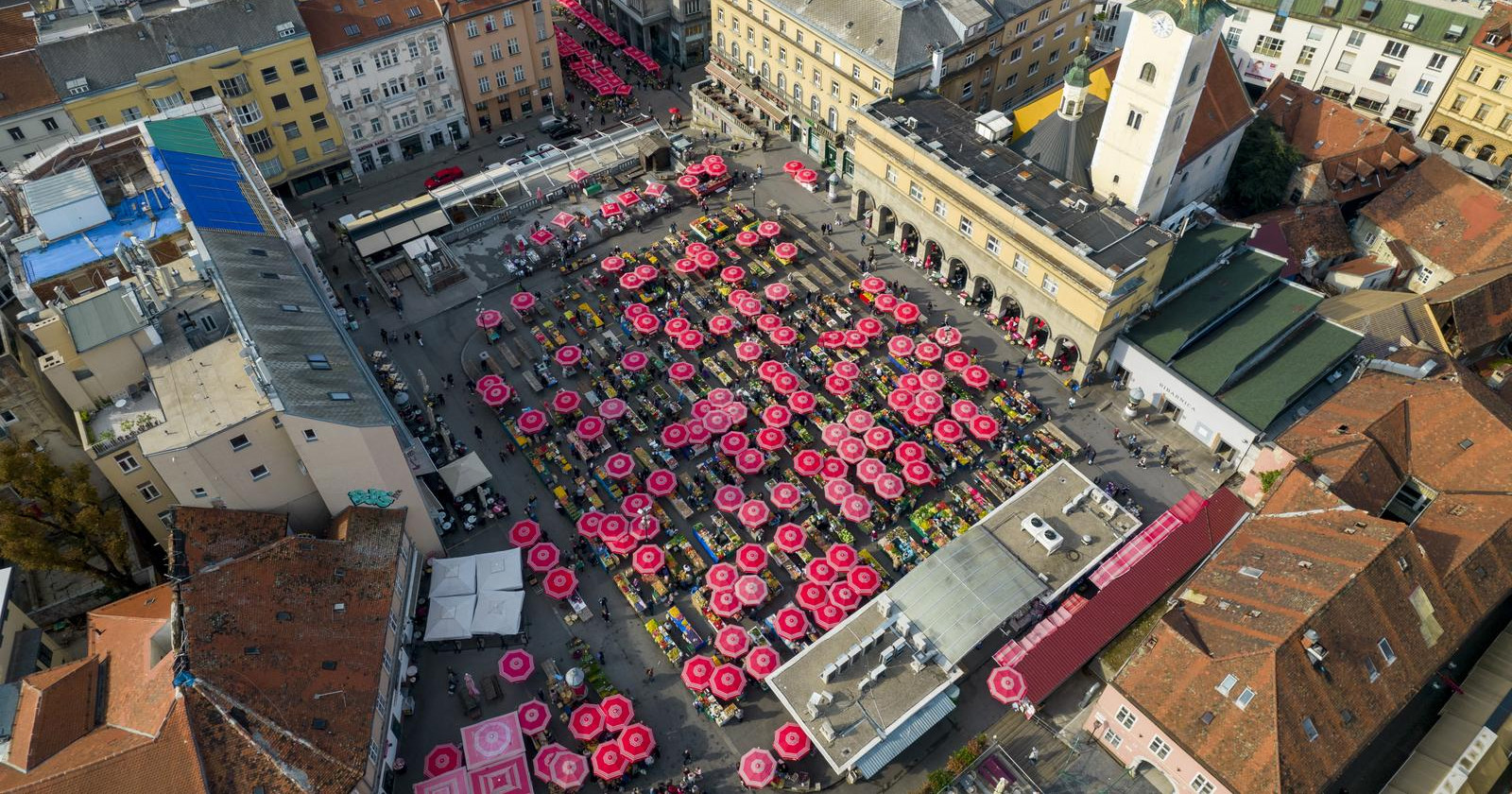 Dogovorile krađu na Dolcu, policajka ih zatekla dok su bacale novčanik