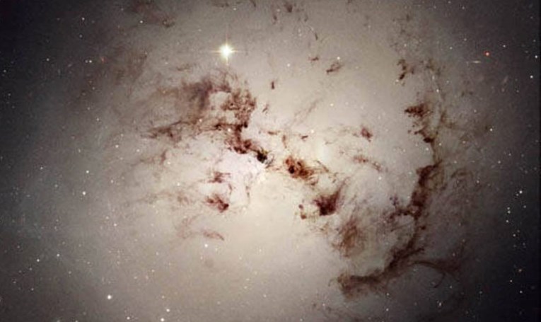 Otkrivena najveća galaksija do sada, teško je zamisliti koliko je velika