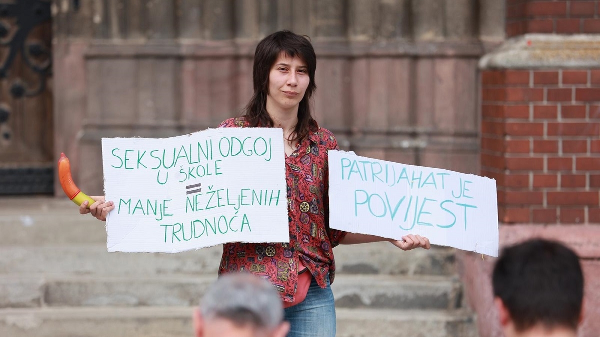 FOTO Ova žena je stala ispred klečavaca u Osijeku, nosila je transparente