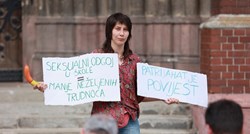 FOTO Ova žena je stala ispred klečavaca u Osijeku, nosila je transparente