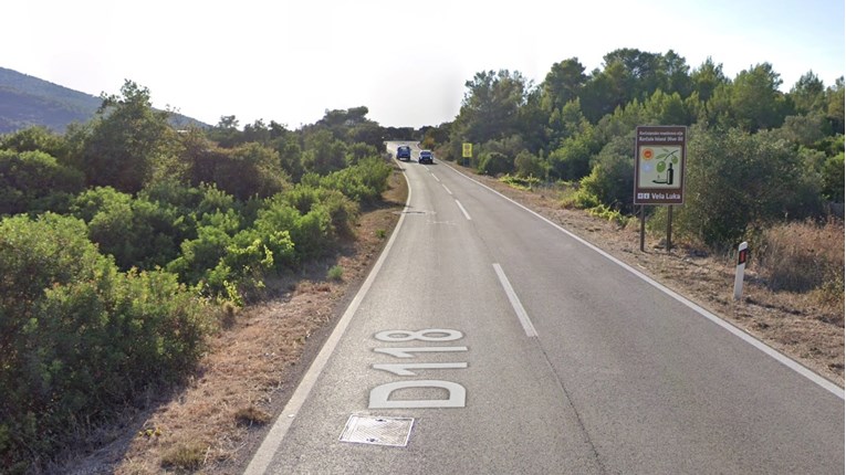 Teško ozlijeđen Talijan na Korčuli. Motorom se zabio u auto