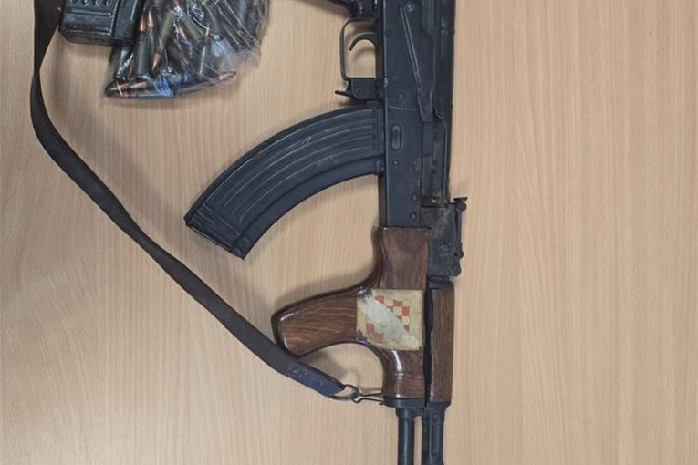 Dvije žene kod Požege čistile nekretnine. Pronašle pušku, pištolj i stotine metaka