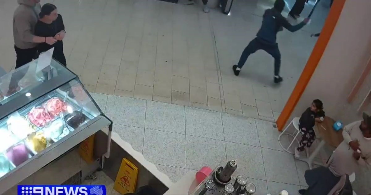 VIDEO Sukob bandi s mačetama u šoping-centru u Australiji, uvodi se zabrana mačeta