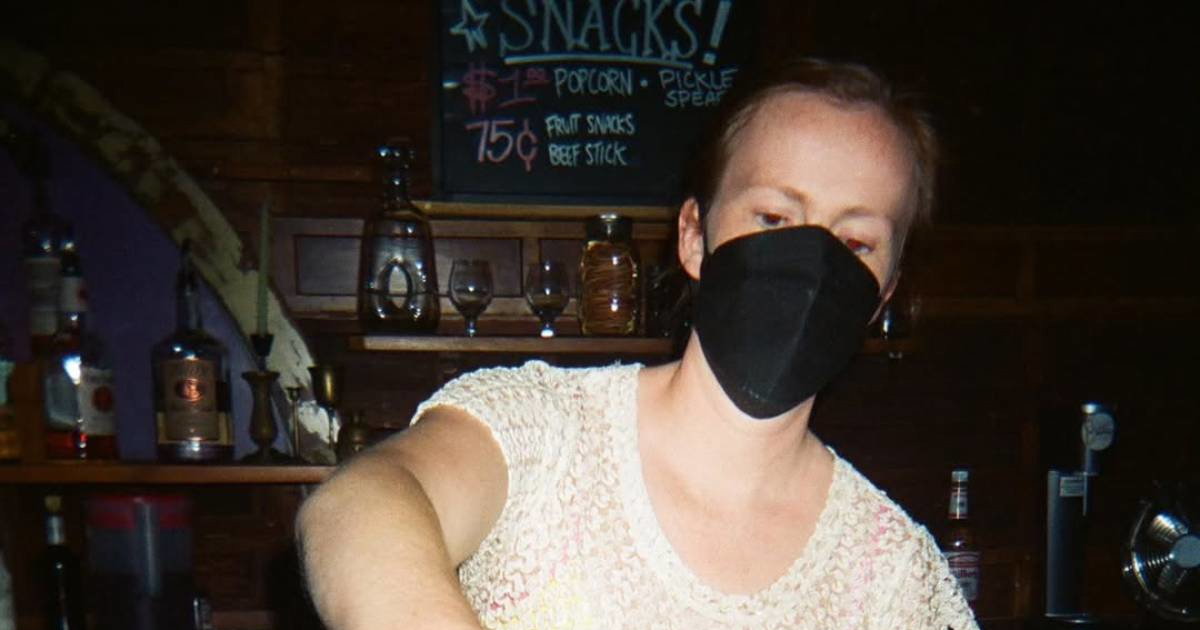 Lezbijski bar ukinuo maske subotom. Ekipa je bijesna