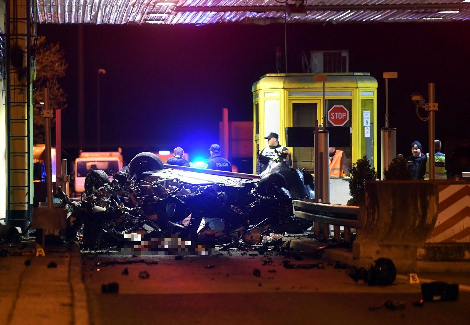 Strašna nesreća na A4: Zabio se u naplatne i poginuo. Auto se od udara dignuo u zrak 