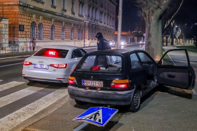 Tinejdžeri u Puli ukrali auto, zabili se u zid i drvo. Onda ukrali i razbili i drugi