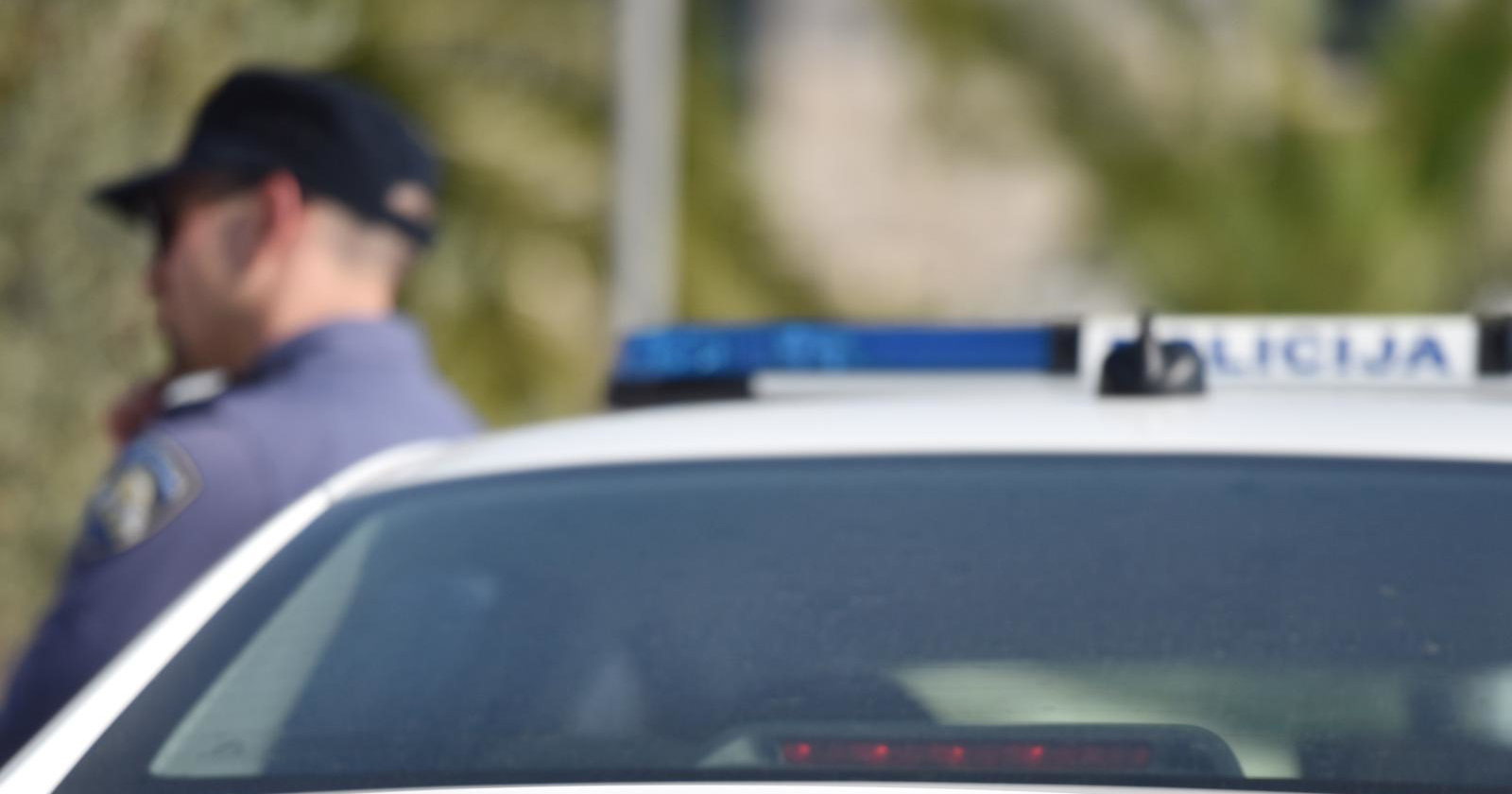 Žena u Makarskoj tijekom privođenja napala policajce, jednog ugrizla za ruku