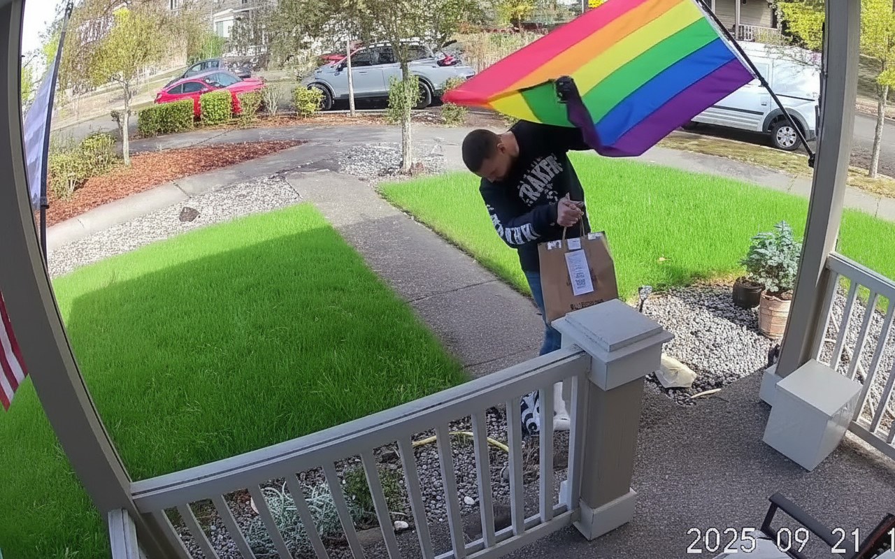 VIDEO Dostavljač se uplašio LGBT zastave, bježao da ga ne dotakne