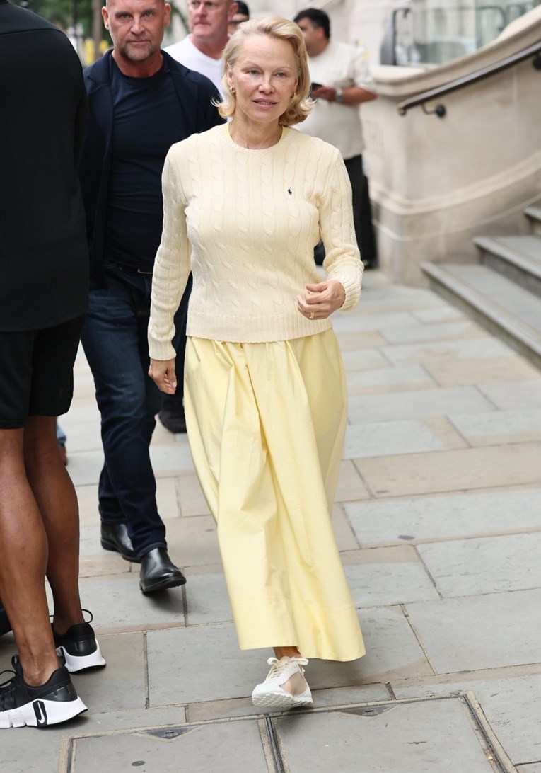 "Gole" tenisice? Pamela Anderson podiže prozirni trend na novu razinu