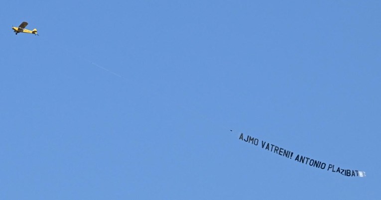 FOTO Plazibat poslao poruku hrvatskim nogometašima. Avion vukao transparent