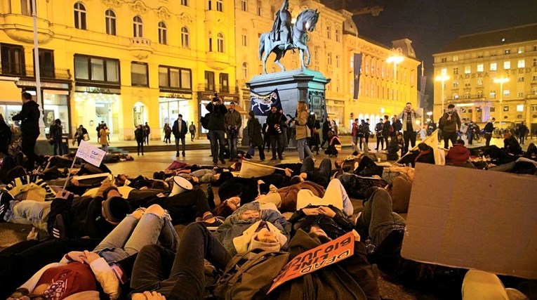 VIDEO Stotinjak ljudi na Klimatskom maršu u Zagrebu, ležali po Trgu bana Jelačića