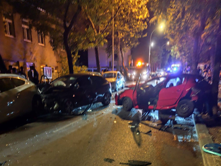 U Rijeci udario ženu, zabio se u parkirane aute pa pobjegao. Traži ga policija 