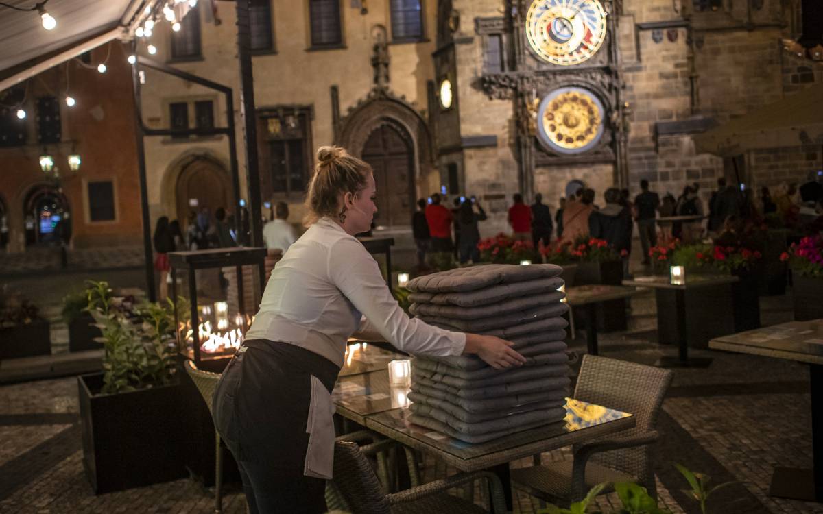 Češki barovi otvoreni unatoč zabrani u znak prosvjeda protiv mjera