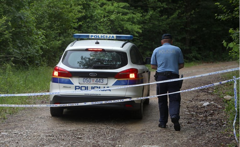 U šumi kod Jaske nađen mrtvi muškarac. Na tijelu bio trupac, pored prevrnuti traktor
