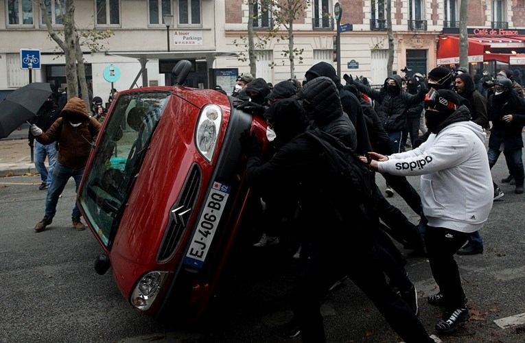 UŽIVO Žuti prsluci se tuku s policijom u Parizu