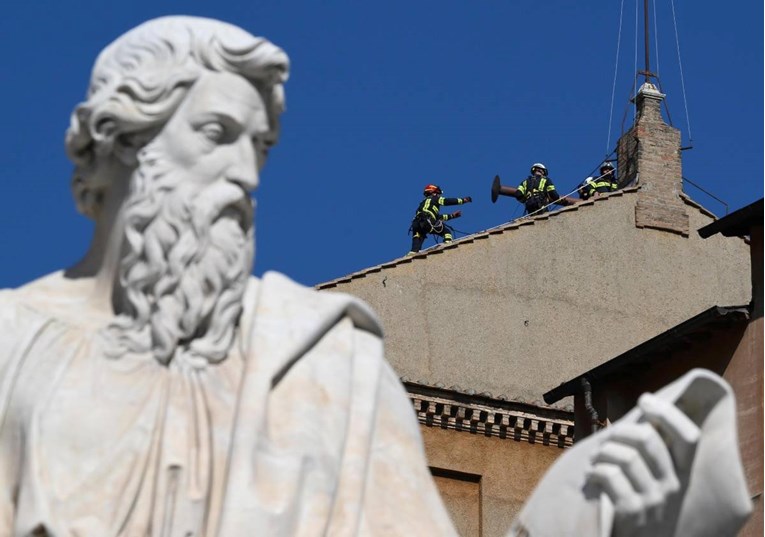 FOTO Sikstinska kapela dobila dimnjak uoči konklave