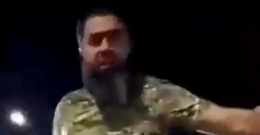 VIDEO Ruski vojnik zaustavio Čečene, oni izašli iz auta s oružjem i srušili ga na pod