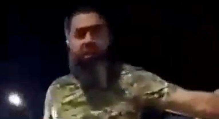 VIDEO Ruski vojnik zaustavio luksuzni Mercedes. Izašli naoružani Čečeni i napali ga