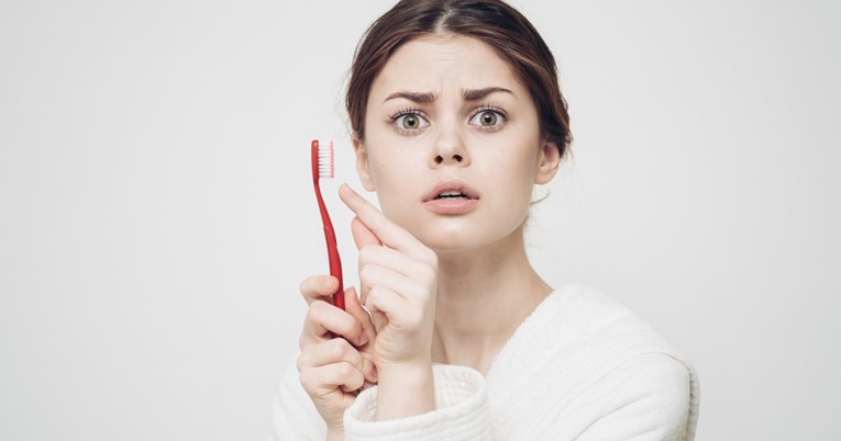 Zubar otkrio zašto nikad ne smijemo močiti četkicu za zube prije stavljanja paste