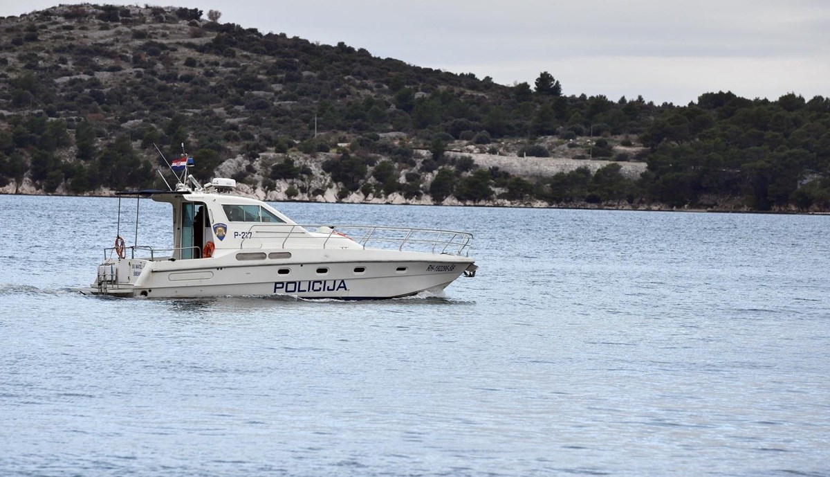 Katamaran se prevrnuo kod otoka Kaprije. Ljudi završili u moru, spašeni su