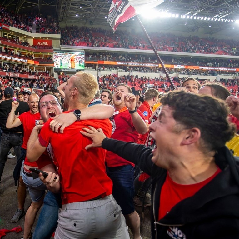 Ludnica. Pogledajte trenutak kad su navijači PSV-a saznali da je Ajax kiksao