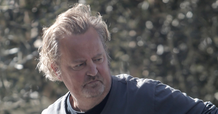 Matthew Perry snimljen ispred kuće u LA-u. Izgleda neprepoznatljivo