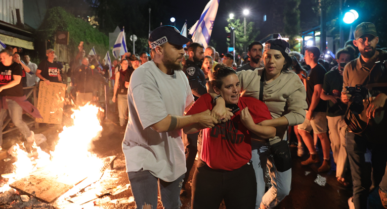 Prosvjednici krenuli prema Netanyahuovoj kući. Rušili barijere, tukli se s policijom