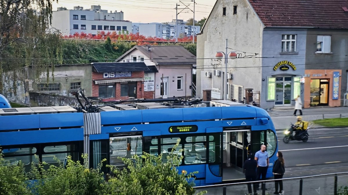 Tramvaju u Savskoj se otkačio pantograf, dio koji ga spaja. Ljudi bježali