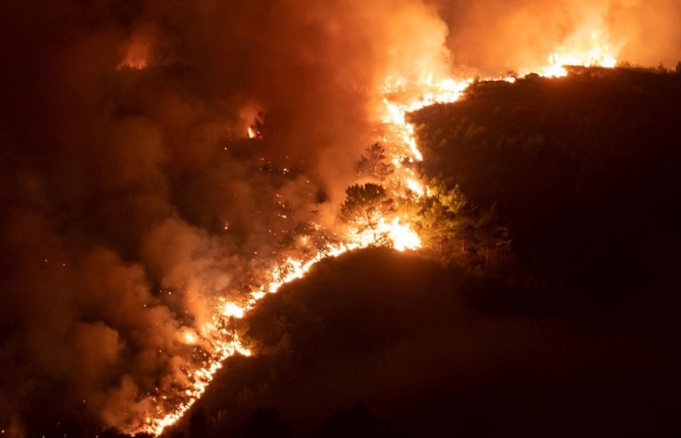 Veliki požar na Krbavskom polju, vatrena linija duga je nekoliko kilometara
