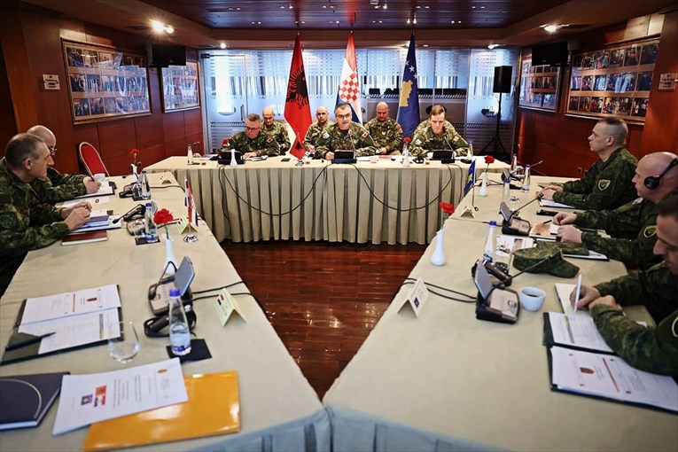Novi sastanak šefova vojski Hrvatske, Albanije i Kosova. Javila se Srbija