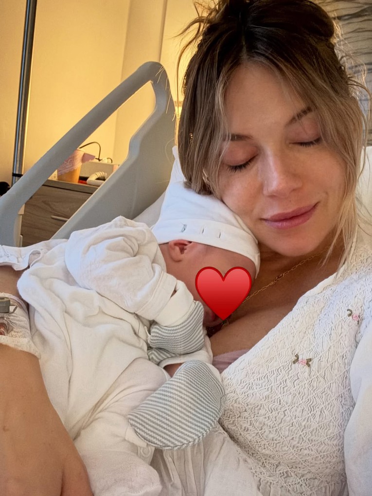 Sienna Miller (44) podijelila prve fotke nakon rođenja trećeg djeteta