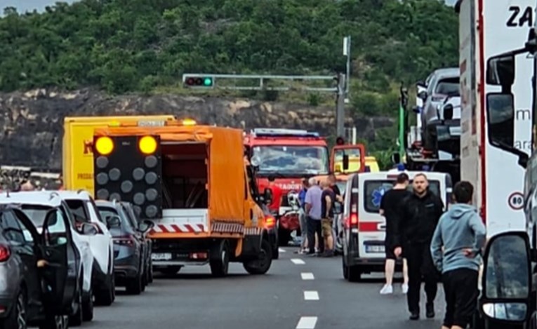 FOTO Dvije nesreće na A1. U Dalmaciji zatvorena traka, kod Zagreba ogromna kolona