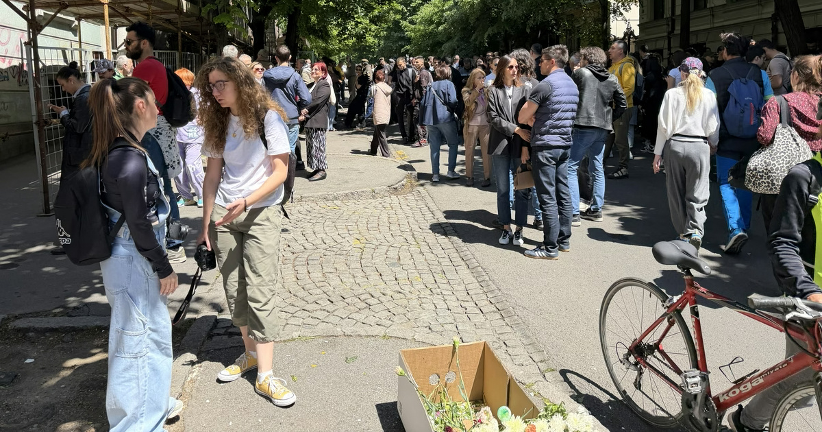 Treća godišnjica masakra u školi u Beogradu. Netko je na okupljene bacio pirotehniku