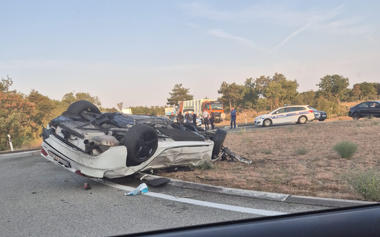 VIDEO Prometna kod aerodroma na Krku. Auto završio na krovu, troje ozlijeđenih
