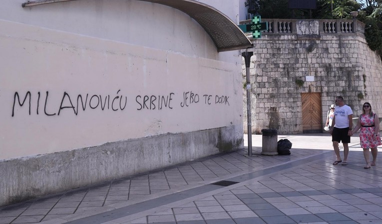 FOTO U centru Splita grafiti protiv Milanovića i Ivoševića