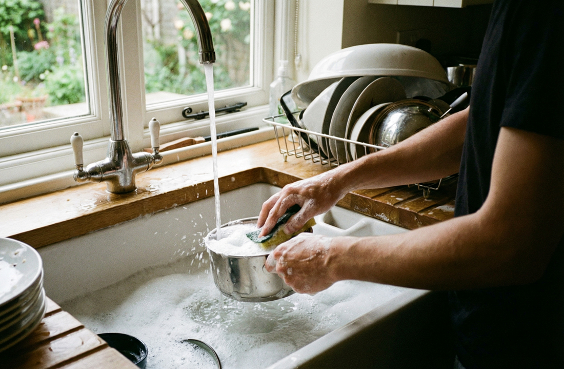 Kako si olakšati ručno pranje suđa? 10 savjeta s Reddita