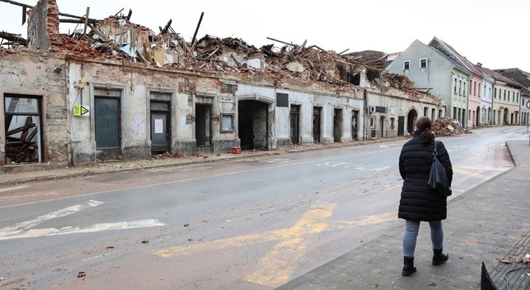 Nakon razornog potresa bilo je više od 900 manjih. Baniju napustilo gotovo 3000 ljudi