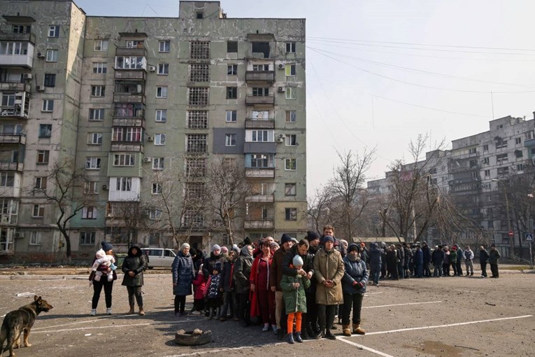 Deseci ljudi čekaju u redu za kruh u Mariupolju