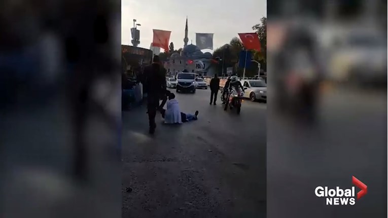 Vozač se u Istanbulu zabio u stanicu i napao ljude nožem, 13 ozlijeđenih