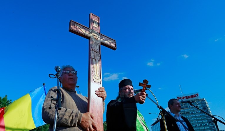 FOTO U Rumunjskoj velik prosvjed protiv mjera, nosili križeve i svetačke slike