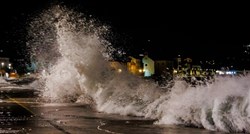 Veliki valovi poplavili rivu u Kaštel Novom, pogledajte fotografije