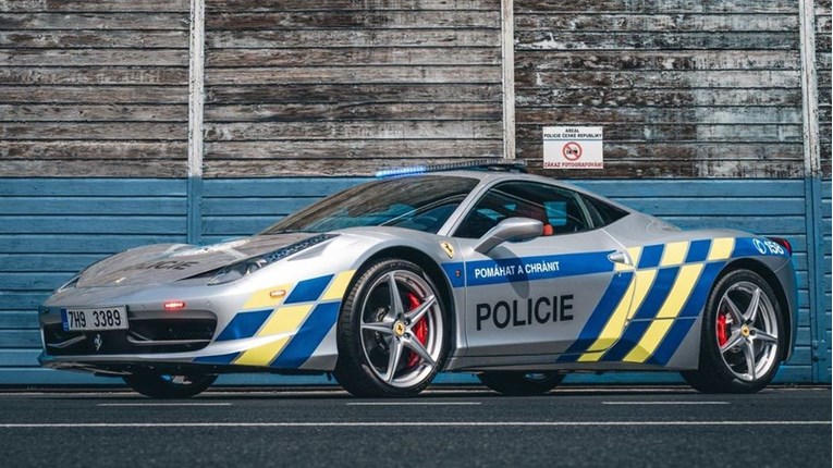 Češka policija Ferrarijem zaplijenjenim od kriminalaca gonit će najagresivnije vozače