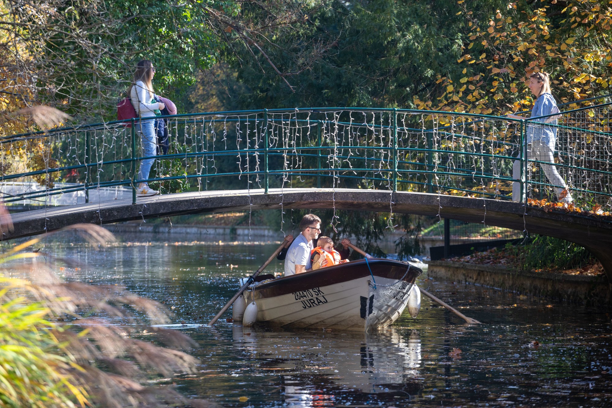 FOTO Maksimir je pun, Zagrepčani uživaju u sunčanoj nedjelji