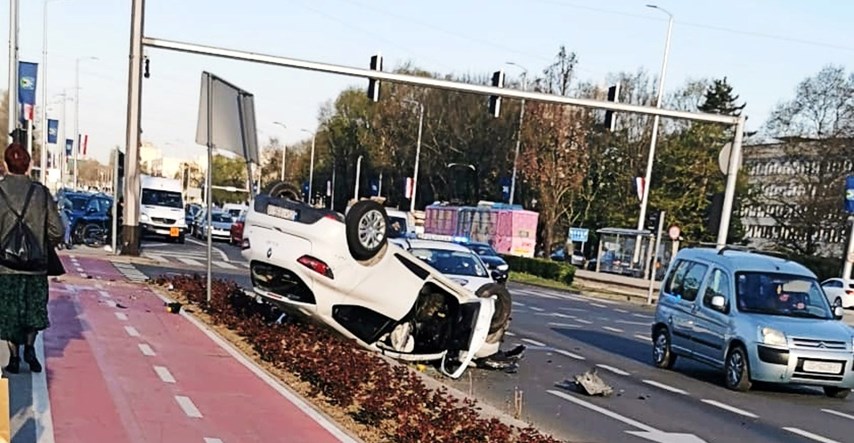Nesreća na jednom od najprometnijih križanja u Zagrebu, auto prevrnut