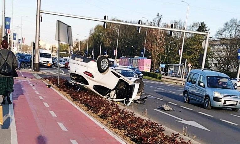 Nesreća na jednom od najprometnijih križanja u Zagrebu, auto prevrnut